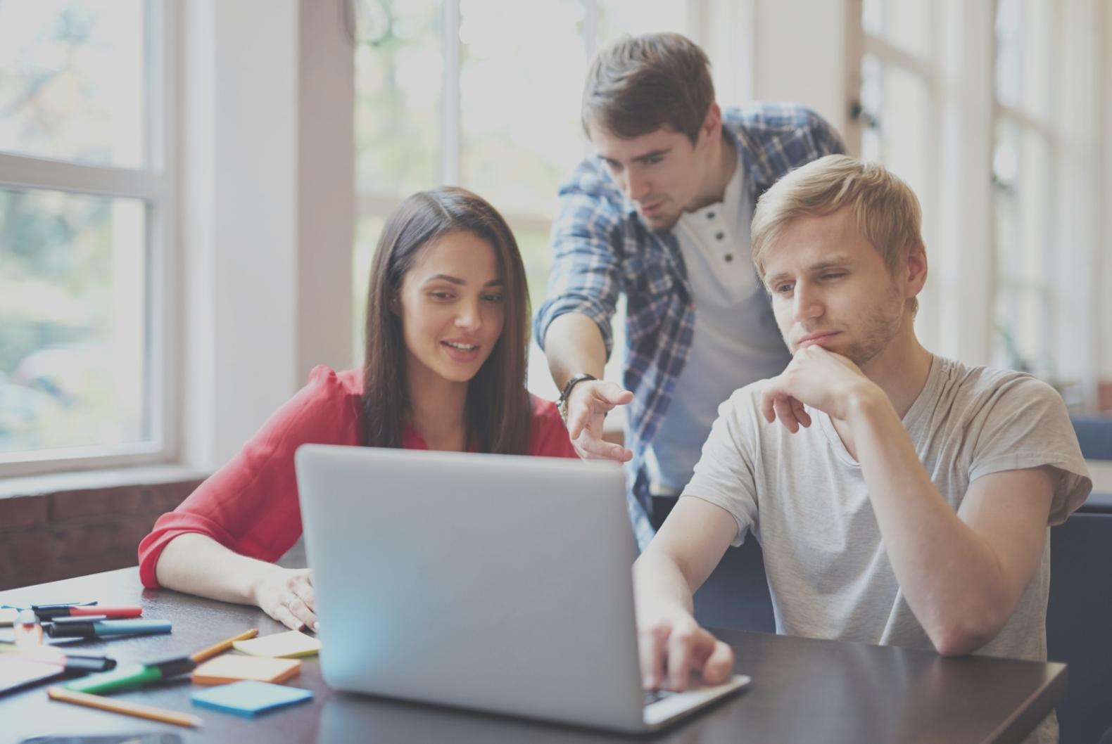 Gruppenarbeit bei viralrepasbaezu Finanzanalyse-Kursen